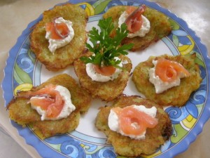 Bulviniai blyneliai su lašiša