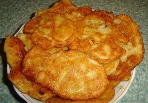 Mamos blyneliai su obuoliais