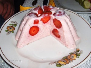 Varškės desertas su braškėmis
