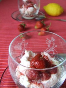 Varškės desertas su braškėmis