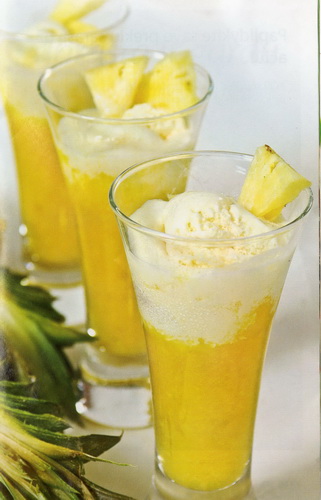Atogrąžų vaisių kokteilis su vaniliniais ledais