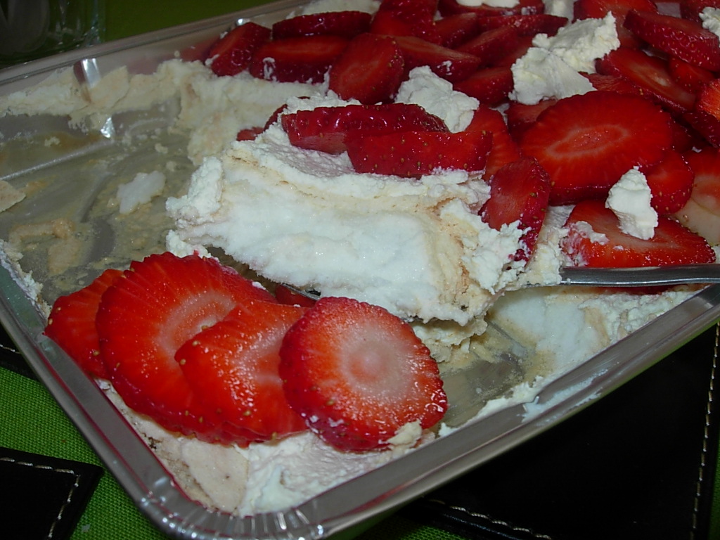 Desertinis patiekalas - Morengas su braškėmis
