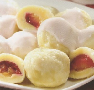 Varškės koldūnai su slyvomis