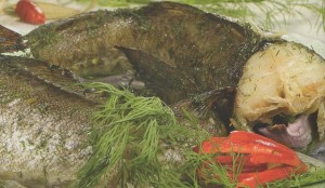 Kepta krapais ir svogūnais įdaryta žuvis