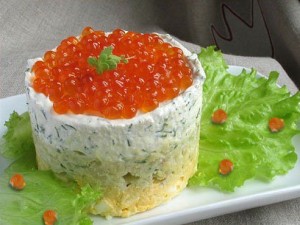 Sluoksniuotų salotų tortukas
