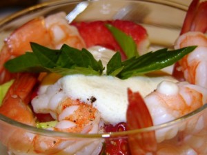 Krevečių, pomidorų ir agurkų salotos su jogurtu 