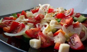 Pomidorų salotos su natūraliu jogurtu