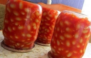 Pupelės konservuotos pomidorų padaže