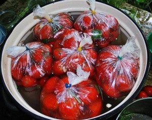 Pomidorai rauginti krepšeliuose