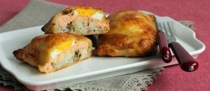Sluoksniuotos tešlos pyragėliai su lašiša