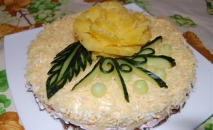 Rūkytos vištienos salotos su ananasais