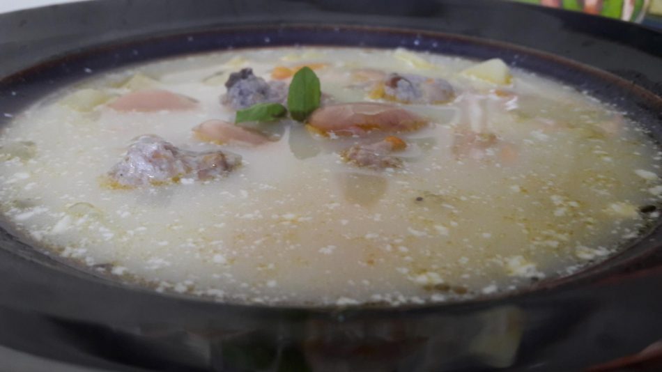 Pupelių sriuba pagardinta mėsos ir grybų kukulaičiais