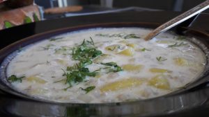 Perlinių kruopų sriuba su lydytu sūriu