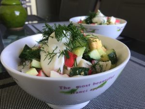 Krabų lazdelių ir agurkų salotos