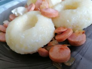 Bulvių - varškės kukuliai su dešrelių - svogūnų padažu  