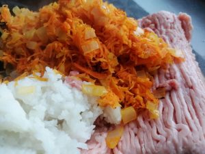 Vištienos, ryžių ir daržovių kepsneliai